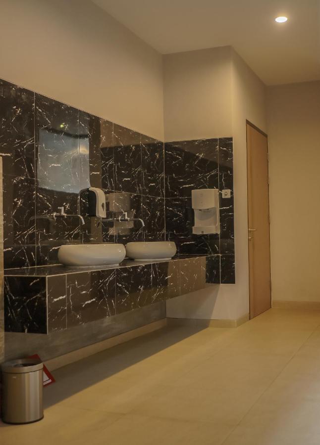 Front One King Hotel Tuban Tuban  Luaran gambar